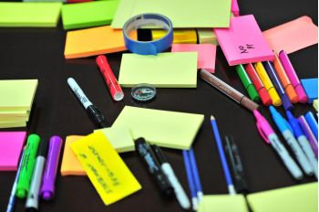 Articoli di scrittura e correzione per scuola e ufficio: penne, matite, evidenziatori e correttori